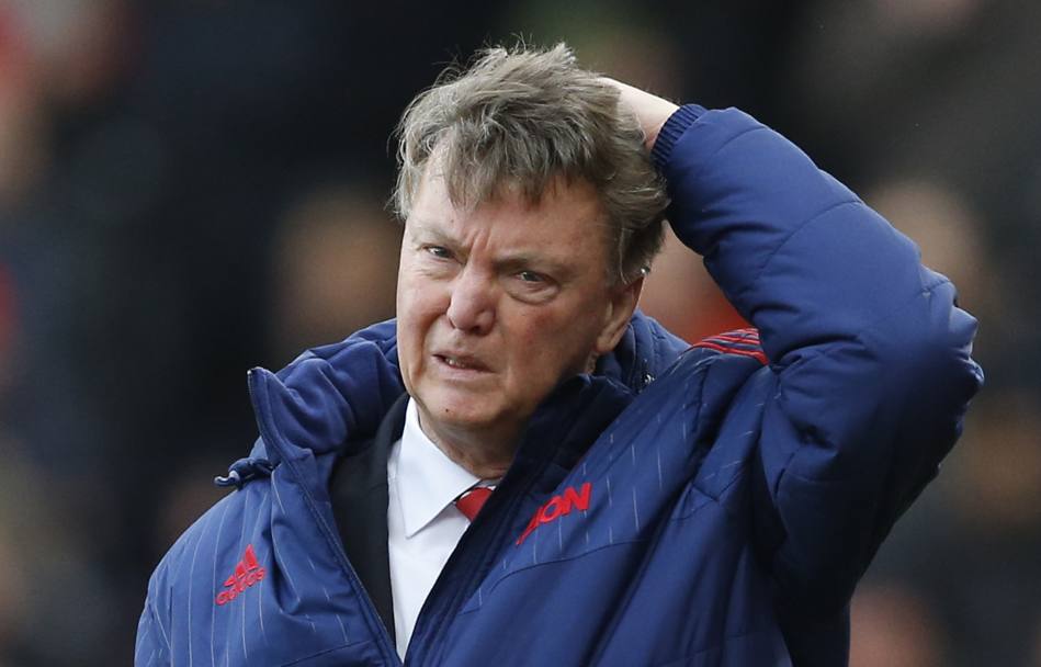 Louis Van Gaal, 64 anni, sempre pi vicino all&#39;esonero dalla panchina del Manchester United. Reuters